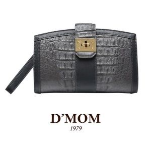 Pre-order D’MOM Hebilla Brand Limited clutch!